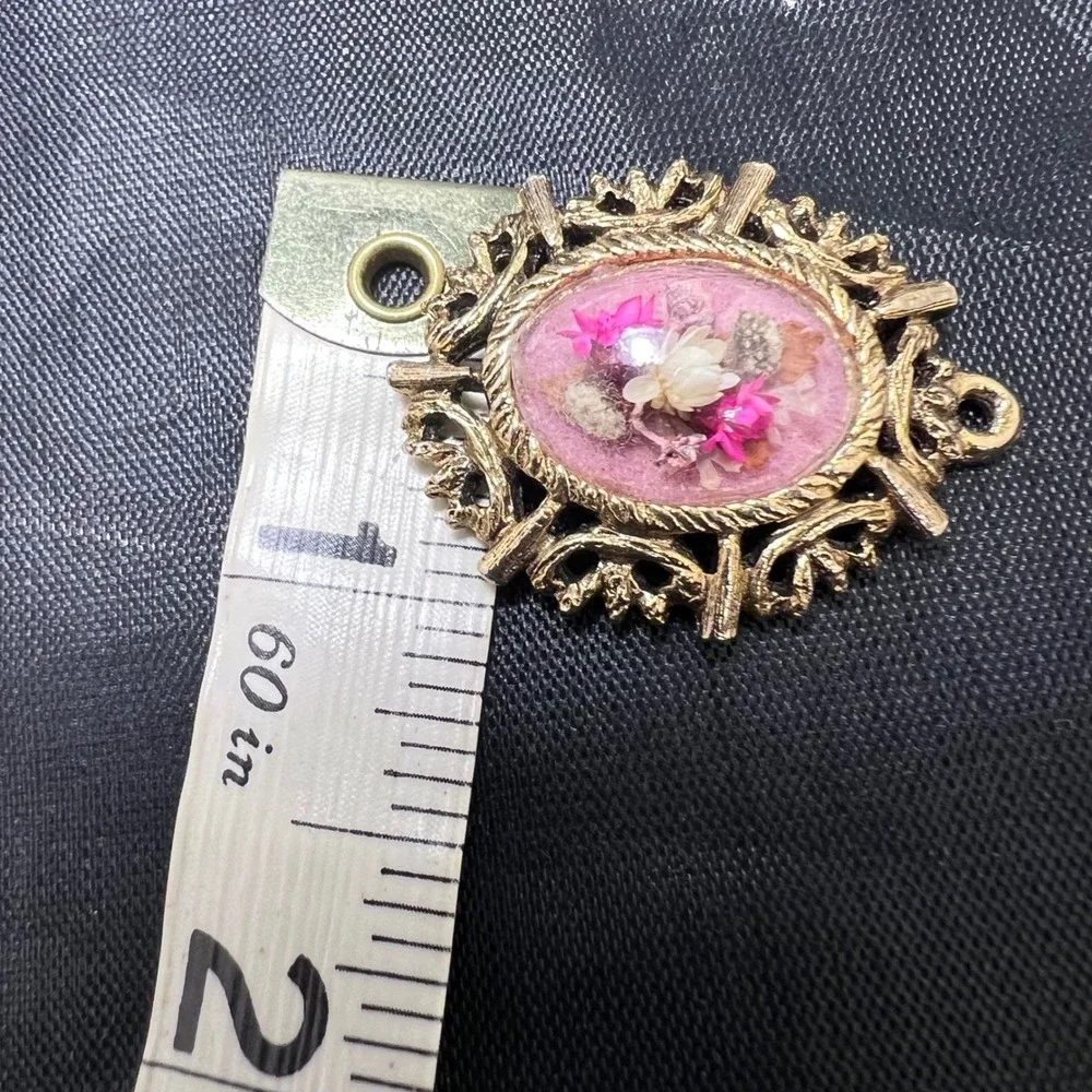 Vtg‎ Dried Flower Pendant Handmade Signed Lucite Dome Gold Tone Victorian Gothic